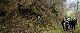 Imagen de archivo de senderistas por montes de Viveiro. 