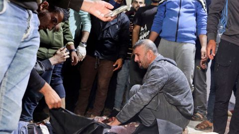 Varias personas intentan auxiliar a uno de los cooperantes de World Central Kitchen muerto en un ataque israel en Gaza