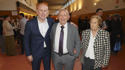 El entrenador de f�tbol sala, Santi Valladores, junto a Chuco Barreiro y Maruxa Barral, en la gala del deporte compostelano