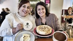 Gemma y Naza posan con algunas de sus tartas de queso, la cl�sica y la de chocolate
