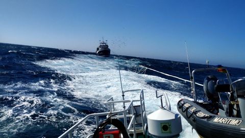 Foto de archivo del remolque de un pesquero que qued a la deriva por una avera en el motor en aguas gallegas