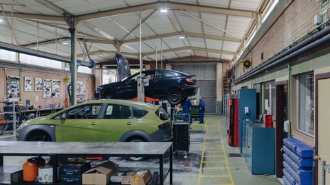 Instalaciones para la formaci�n de la asociaci�n de talleres mec�nicos Atave, en O Cumial.