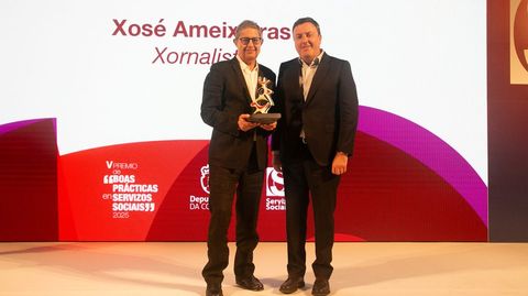 Xos� Ameixeiras recibe o reco�ecemento de mans de Valent�n Gonz�lez, presidente da Deputaci�n
