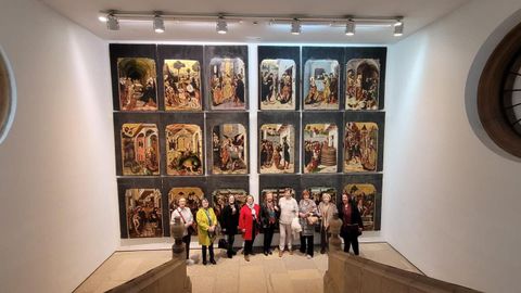 Antiguas alumnas del colegio Santo ngel de la Guarda, en las escalinatas de las visitas cuando el Museo de Bellas Artes de Asturias an era centro acadmico