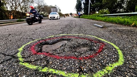 Baches se�alizados con c�rculos de colores en la parroquia de Bembrive, en Vigo. 