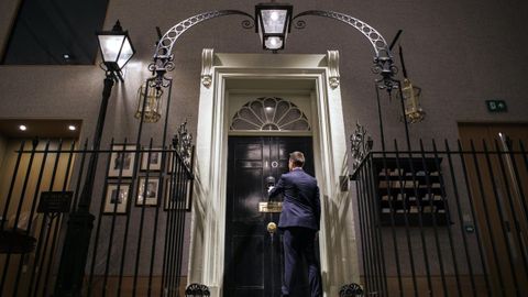R�plica de la puerta del n�mero 10 de Downing Street de la serie �The Crown�