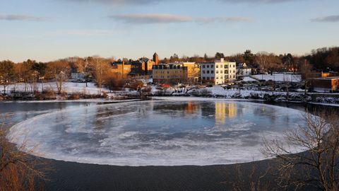 Un gran t�mpano de hielo circular gira lentamente en el r�o Presumpscot en Westbrook, Maine, EE. UU.