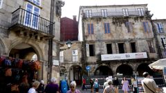 Los primeros pasos. El pazo ubicado en el n�mero 2 ya est� vallado y en la verja del segundo piso se ha colocado una pancarta que muestra qui�nes est�n detr�s del proyecto. Actualmente, los operarios trabajan en la limpieza del interior del inmueble y en varios estudios sobre su estado