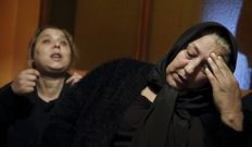 Bego�a Salazar y M.� Jos� Coronado, viuda y madre del apu�alado. 
