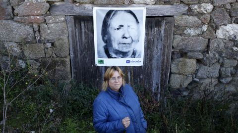 La nieta de una de las vecinas de Bexán junto a una foto de su abuela