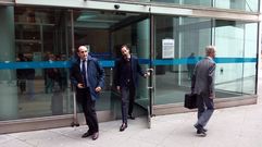 Los abogados Miguel Vigil y Luis Llanes salen de la sede judicial. A la derecha, el neur�logo Alfredo Robles