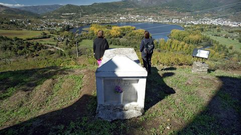 Cementerios singulares de Ourense.Vistas sobre el embalse, con la tumba de Antolina como punto estratgico, en el camposanto de Petn.