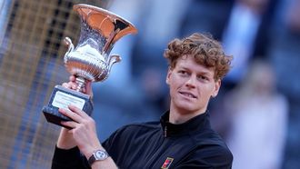 Jannik Sinner, posando con el trofeo del Masters 1.000 de Roma.