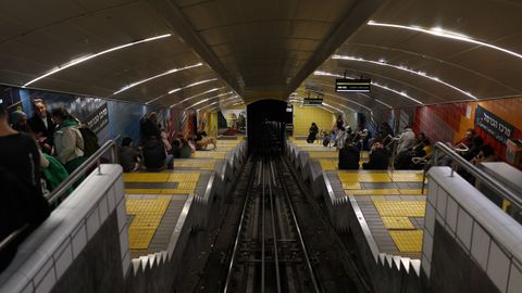 Gente refugiada en el metro en Haifa, en Jerusal�n 