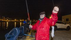 Pescadores deportivos (en la foto, en el puerto de Laxe) creen que se les complica la afici�n.