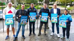 El t�cnico municipal de Deportes, Iv�n L�pez; el edil Francisco Jos� Slvent; Rub�n Garc�a, de la ADE A Mari�a; el alcalde de Ribadeo, Daniel Vega; el jefe del servicio provincial de Deportes de la Xunta, Manuel Otero, Cadram�n; y la presidenta del CA Ribadeo, Ana Ferrad�s.