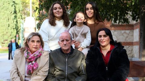 Ricardo, con su mujer, su hija mayor, sus nietas y su bisnieta.