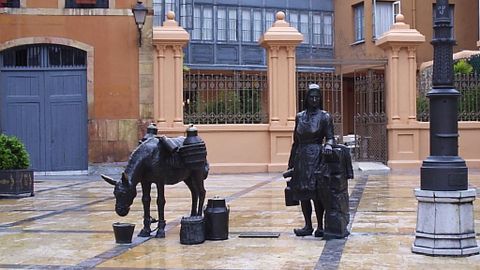 Monumento a la lechera, ubicada en la plaza Trascorrales de Oviedo