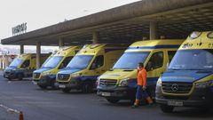 Ambulancias en las Urgencias del CHUS, en una imagen de archivo
