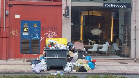 Basura acumulada en la calle, en la zona de A Gaiteira, por el conflicto de la basura de A Coru�a