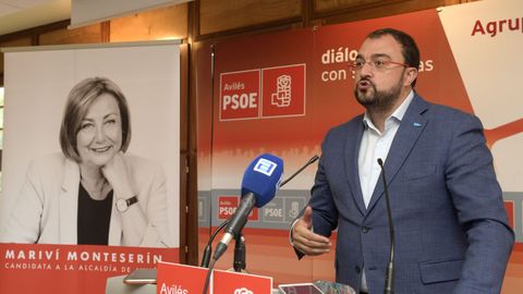 El presidente asturiano, Adri�n Barb�n, en la presentaci�n de la alcaldesa de Avil�s como candidata a la reelecci�n