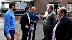 Rey Varela y el edil de Medio Ambiente e Servizos, Borja Carro, junto a los representantes vecinales