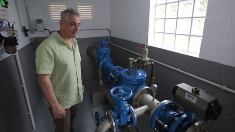 Juan Luis Moreno en las instalaciones de A Puda, donde se controla el suministro de agua que llega desde la estacin de A Senra