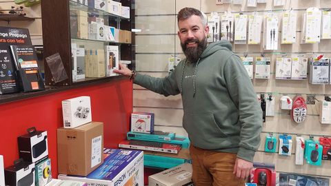 Pablo Rodil, en su tienda, PC Ribadeo, en la c�ntrica calle Ram�n Gonz�lez de Ribadeo