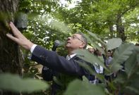 <span lang= es-es >Bautismo de casti�eiros</span>. Roberto Verino (en la imagen superior) y Mar�a do Ceo (a la izquierda) fueron los protagonistas de la Ruta do Talento. La fadista y el dise�ador se suman a la corta lista de homenajeados del festival, que en el 2013 comenz� a reconocer la trayectoria de personajes referentes de la cultura cediendo su nombre a uno de los centenarios casti�eiros que habitan  este paraje natural. Mar�a do Ceo y Roberto Verino descubrieron su placa arropados por los aplausos de vecinos y asistentes. 