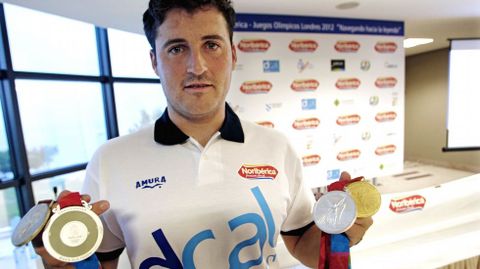 Cal muestra sus medallas ol�mpicas logradas hasta la fecha (2011).