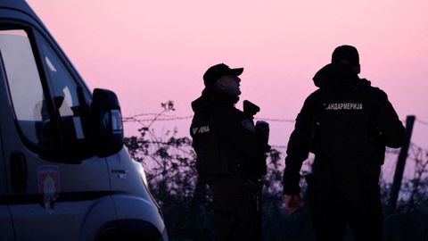 Agentes de la polic�a serbia en un control en Dubona, donde un joven mat� a ocho personas disparando desde un coche