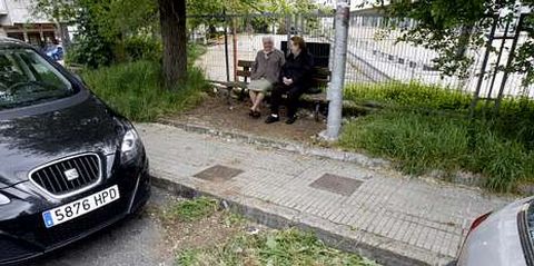 Los vecinos limpiaron el entorno de los bancos para usarlos.