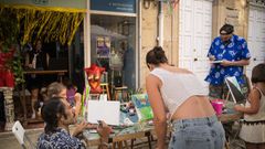 Jorge Gallardo nunha sesi&oacute;n de pintura na praza do Cant&oacute;n de Noia, onde se encontran os seus negocios a Xanela bar e a Merendeira estudio de arte
