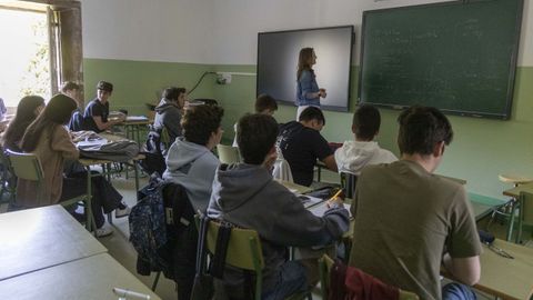 Imagen de una clase del IES Rosalía el pasado lunes, sin luz: la pizarra verde y la tiza volvieron a ser útiles