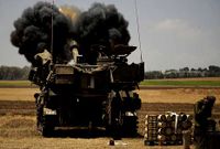 Un soldado se tapa los o�dos ante el disparo de un proyectil hacia Gaza. 