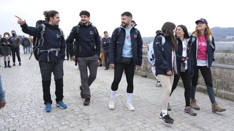 Roi Mndez, Lus Cepeda, Xurxo Carreo, Natalia Maquieira, Tamara Garca y Cristina Castao en la salen desde Ourense para recorrer la Va de la Plata.

Instagrammers no Camio na sada desde Ourense do seu percorrido pola Va da Prata.