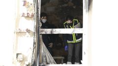 Agentes inspeccionando la vivienda siniestrada