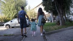 Imagen de archivo de una ni�a y sus padres en su primer d�a de clase, en A Coru�a
