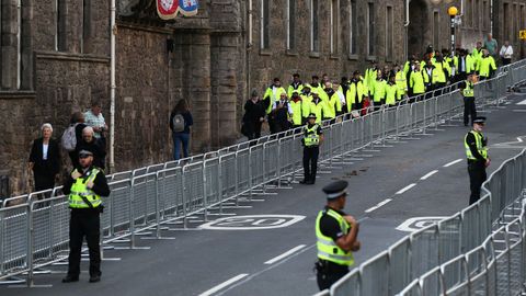 Polica y personal de seguridad prepara la llegada del cortejo fnebre a Edimburgo