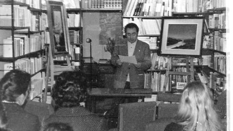 Alonso Montero en 1972, ofrecendo unha charla nunha librar�a de Lugo