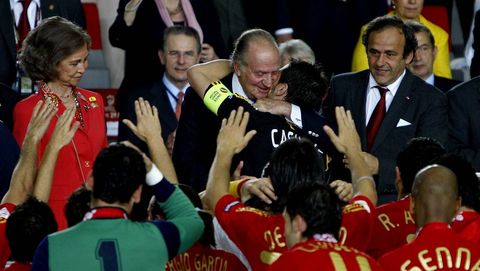 Don Juan Carlos presenci desde el palco de Viena el triunfo de Espaa sobre Alemania que supuso la segunda Eurocopa para las vitrinas de la FEF.