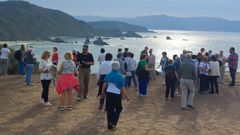 Un grupo de excursionistas, en la cola para hacerse un retrato en el banco, el sbado al atardecer
