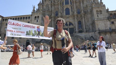 Claudio Minghetti fue recibido en el Obradoiro con una pancarta por sus seres queridos, tras asistir a la misa del peregrino. En su peregrinación por tres países, dice que le sorprendió positivamente el paisaje desde Aragón, «la Meseta es preciosa, es como estar en un mar de oro», y «el cambio al entrar en Galicia es radical. Lo más bonito es ver estos contrastes».