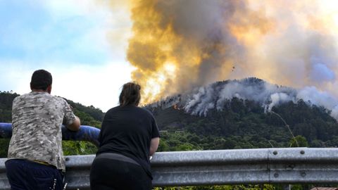 Dos vecinos de la localidad asturiana de Pe�aflor (Grado), observan el incendio forestal 