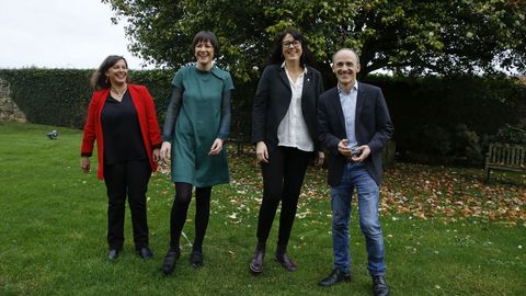 Miembros del BNG, Esquerra y Bildu, durante la presentacin de la candidatura en Santiago