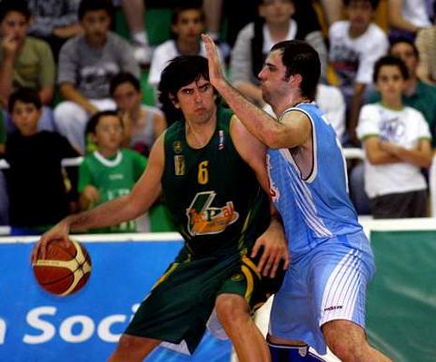 Morentin, con la camiseta del Breog�n, defendiendo a Guill�n