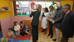 La conselleira de Pol�tica Social e Xuventude, Fabiola Garc�a (en el centro) durante la visita a la guarder�a de Sober, en la que anunci� la concesi�n de una ayuda para convertirla en escuela infantil