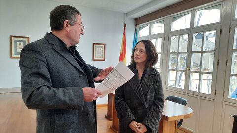 El alcalde de Boal, Jos� Antonio Barrientos, y la consejera de Derechos Sociales y Bienestar, Melania �lvarez.