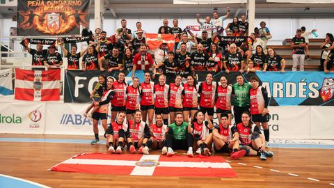 Las jugadoras del Guard�s, con su afici�n, tras la ida de la EHF European League ante el Boden.