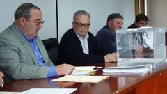 A la izquierda, Ram�n Barcia Abad, ejerciendo de secretario de la cofrad�a de Burela en las elecciones de mayo del 2000. A su lado, Jos� Roca Dopico, expatr�n mayor burelense